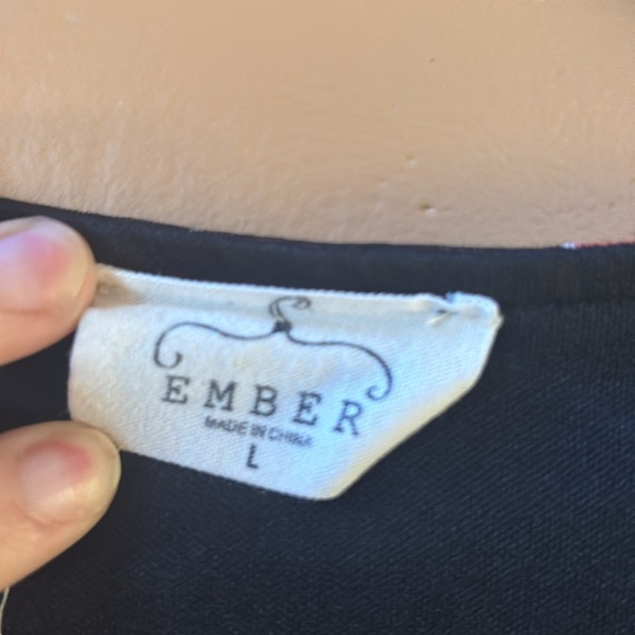 black and red floral blouse - Picture 3 of 4